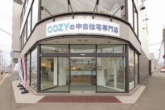 COZYの中古住宅専門店 西ショールームの様子(1)