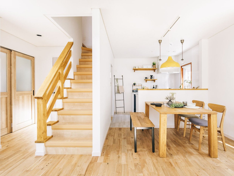 写真：J-リノベの施工事例（吹き抜け空間が心地いい。人も猫も安らぐ家）