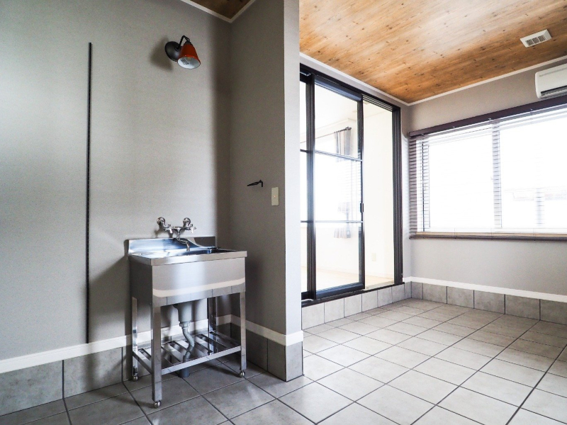 写真：J-リノベの施工事例（広い土間で趣味を楽しむ暮らし。）