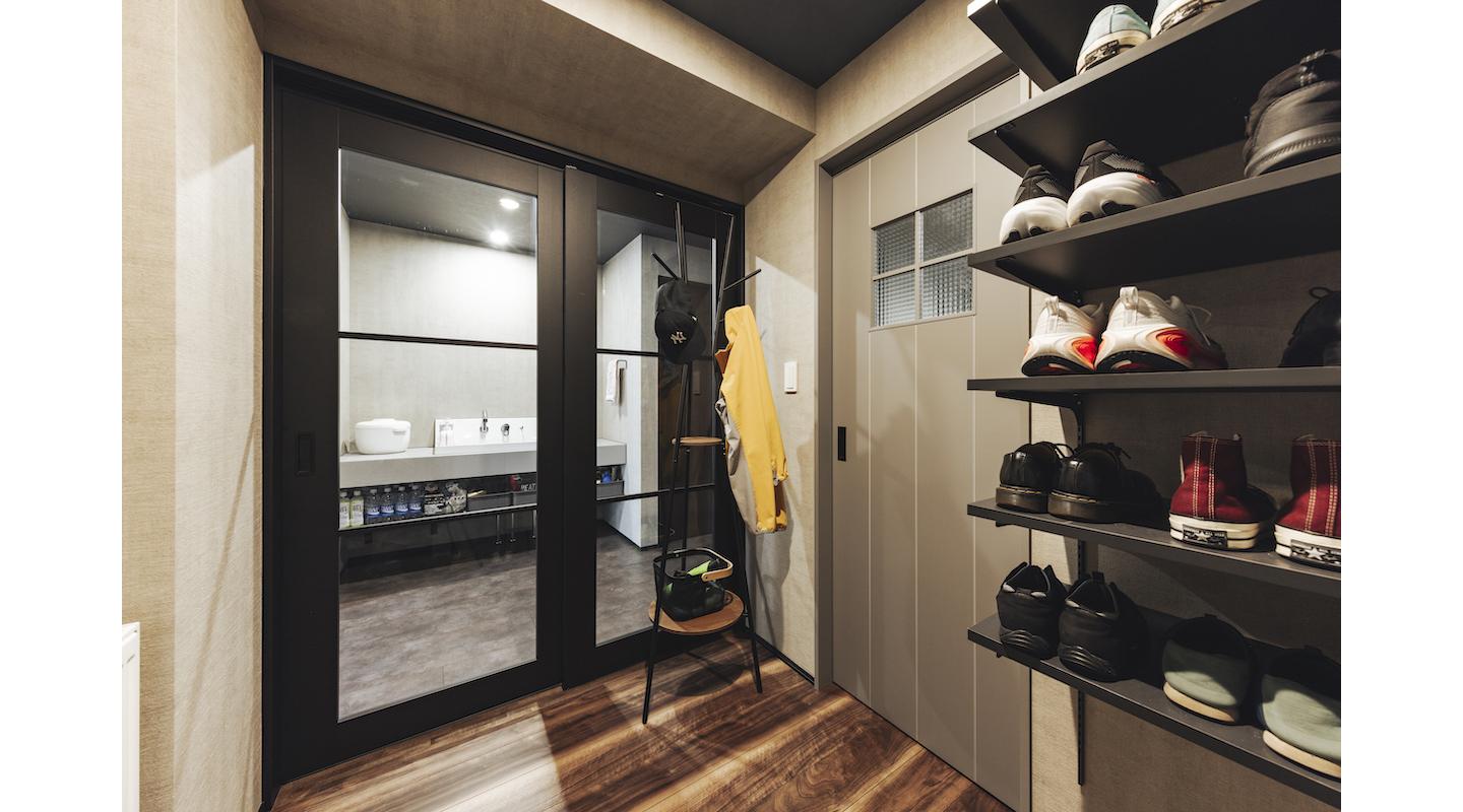 玄関ドアを開けた瞬間、ガラス引き戸が目を引く。
